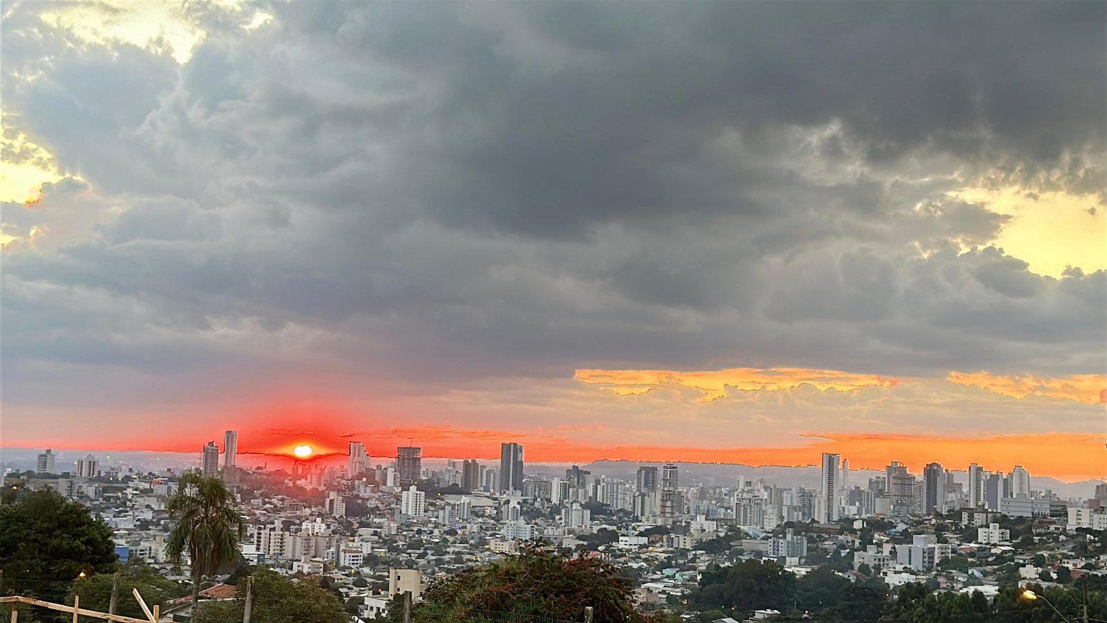 Cabanas temáticas Sunset City ao entardecer, em Chapecó